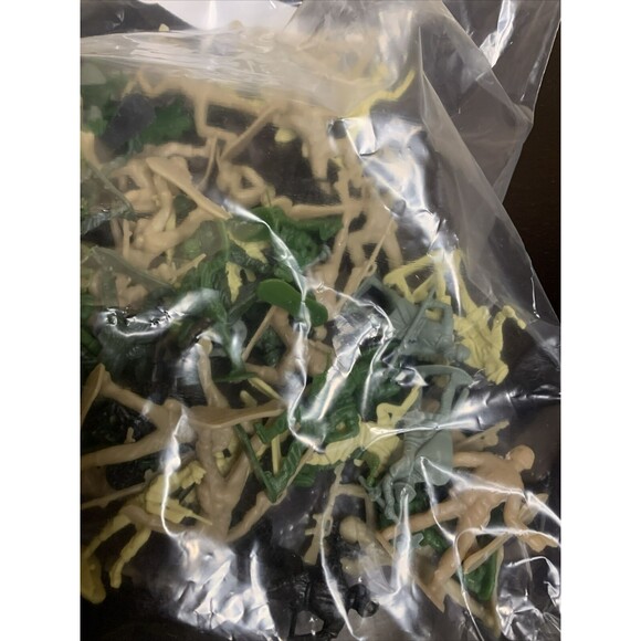 Lot 0f 112 Vintage Army Men Toy Soldiers Figures a few, warriors 2 Helicopters - Picture 6 of 6
